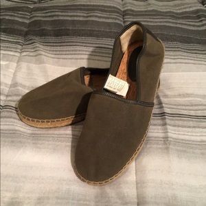 Men’s size 9 slide in uggs